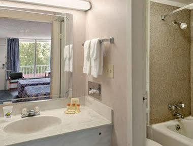 Days & By Wyndham Charleston Airport West Hotel