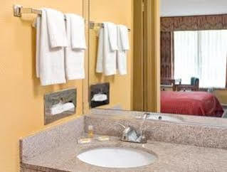Days & By Wyndham Charleston Airport West