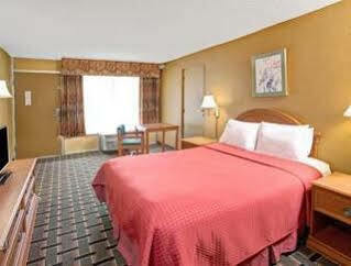 Days & By Wyndham Charleston Airport West 2*
